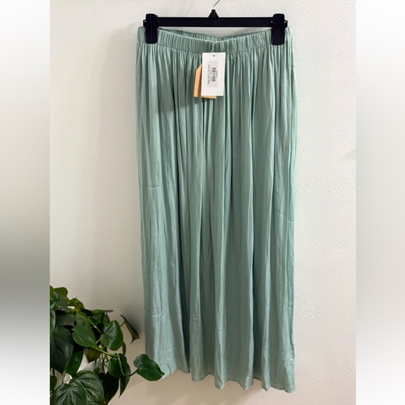 BOUTIQUE SAGE SKIRT MEDIUM - Picture 2 of 2